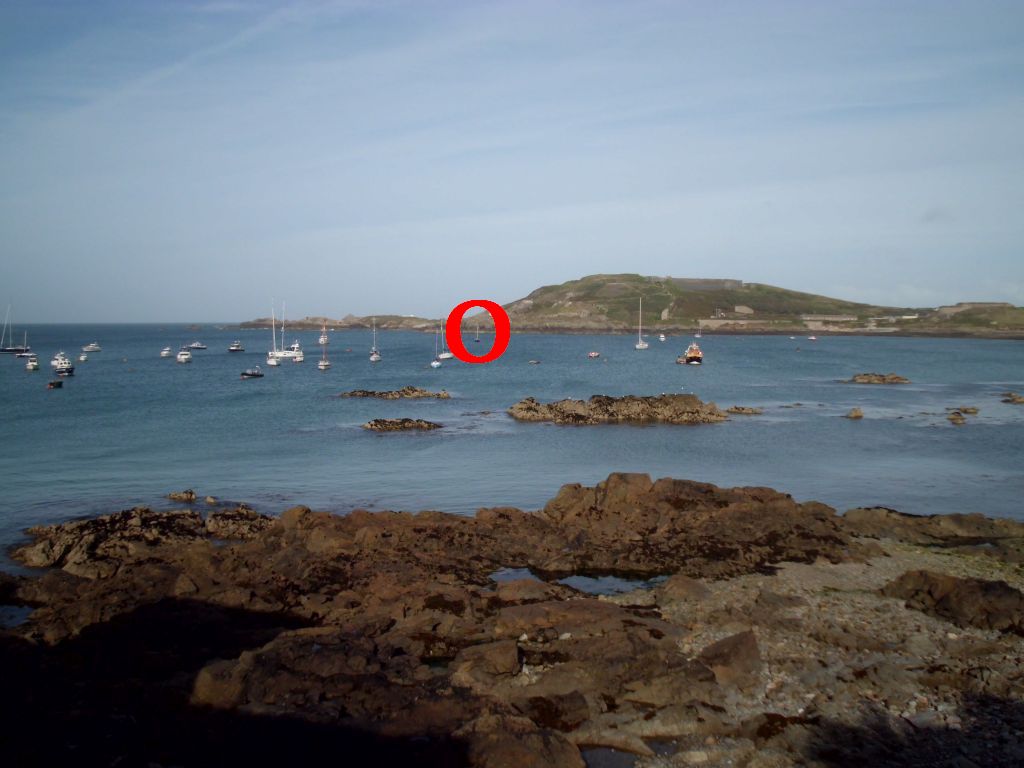 Die SAILOR MOON (roter Kreis) in Braye Harbour, Alderney